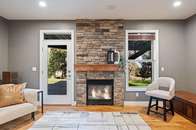 3374 NW Windwood Way, Bend, OR 97703