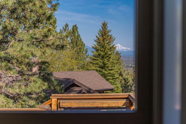 3374 NW Windwood Way, Bend, OR 97703