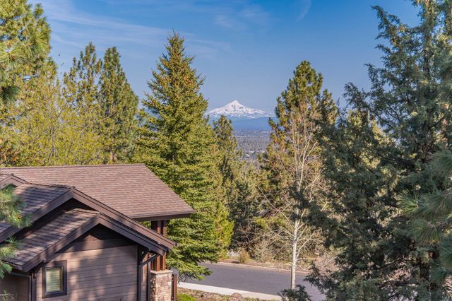 3374 NW Windwood Way, Bend, OR 97703