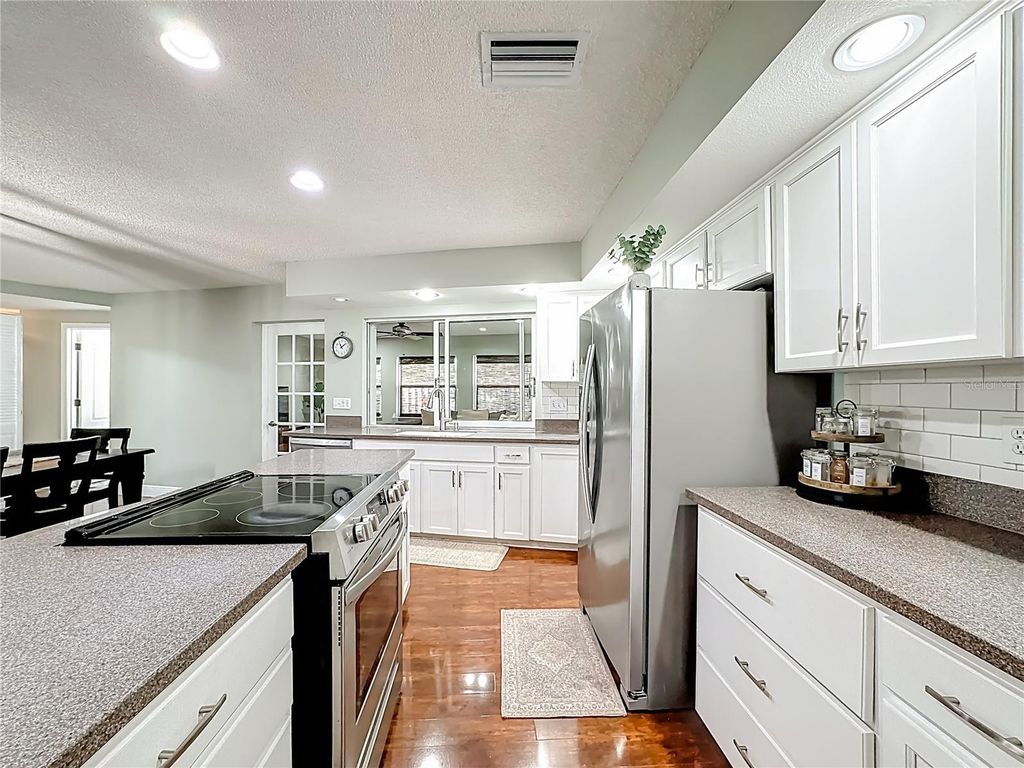 Image 17 of property listing at 916 87TH STREET NW, Bradenton, FL 34209