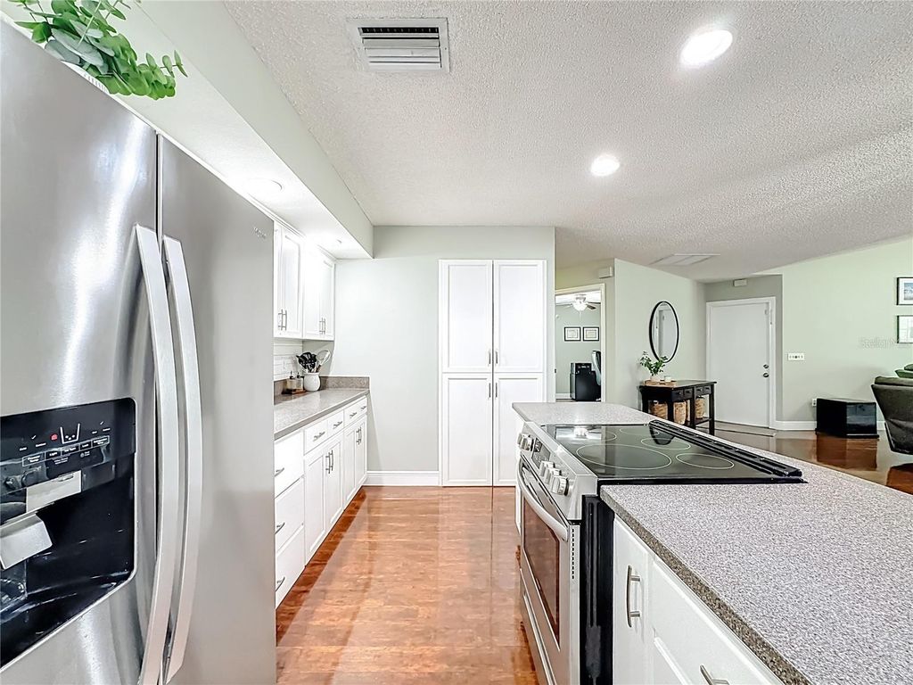Image 18 of property listing at 916 87TH STREET NW, Bradenton, FL 34209