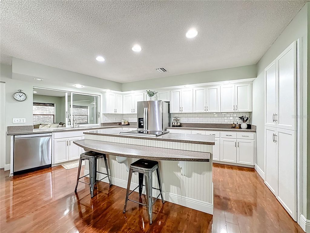 Image 6 of property listing at 916 87TH STREET NW, Bradenton, FL 34209