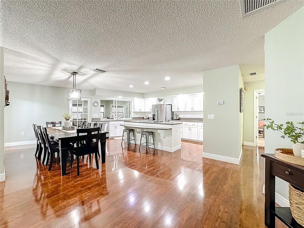 Image 7 of property listing at 916 87TH STREET NW, Bradenton, FL 34209