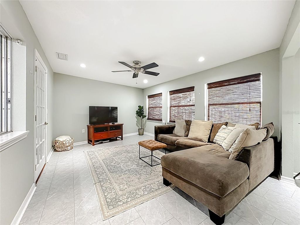 Image 9 of property listing at 916 87TH STREET NW, Bradenton, FL 34209