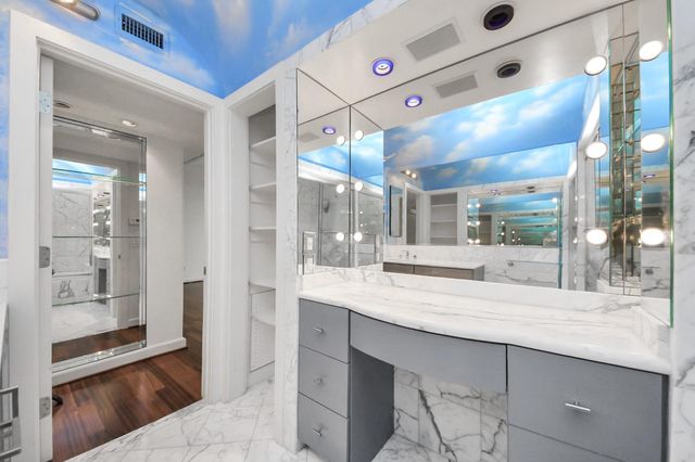 5050 Ambassador Way 306, Houston, TX 77056