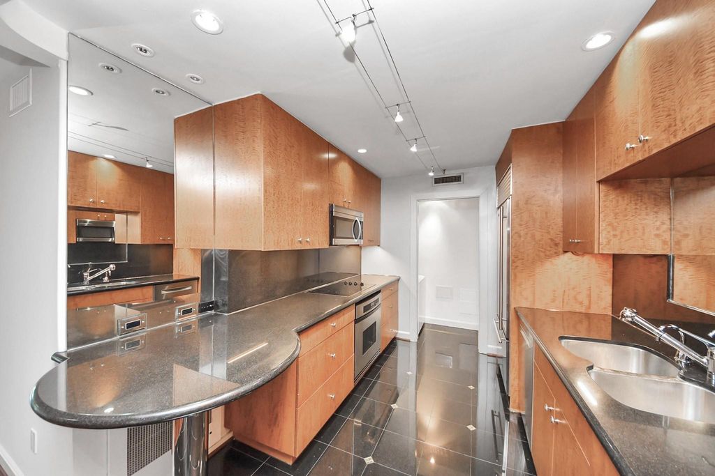 5050 Ambassador Way 306, Houston, TX 77056