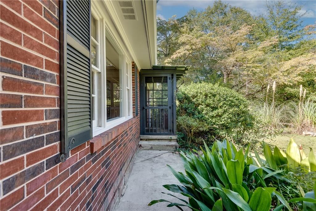 Image 2 of property listing at 2969 Judylyn Drive, Decatur, GA 30033