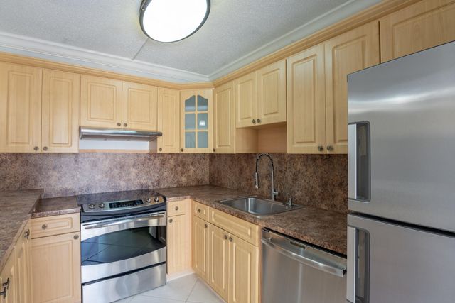 1700 Embassy Drive 305, West Palm Beach, FL 33401