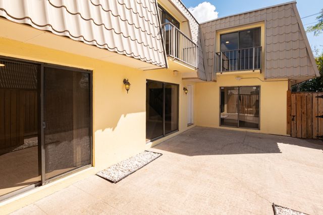 1700 Embassy Drive 305, West Palm Beach, FL 33401