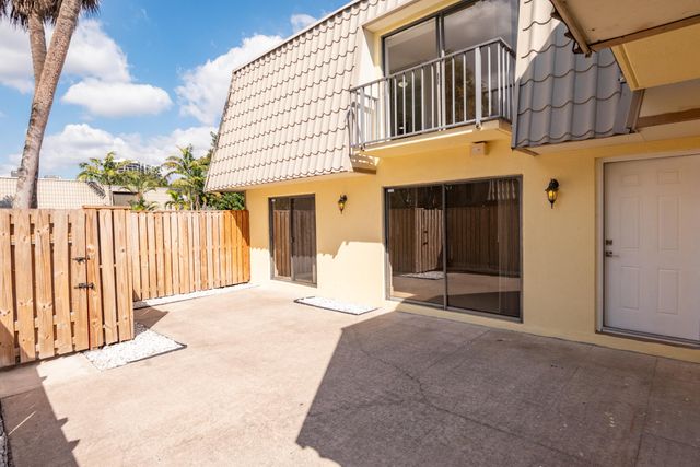 1700 Embassy Drive 305, West Palm Beach, FL 33401