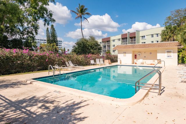 1700 Embassy Drive 305, West Palm Beach, FL 33401