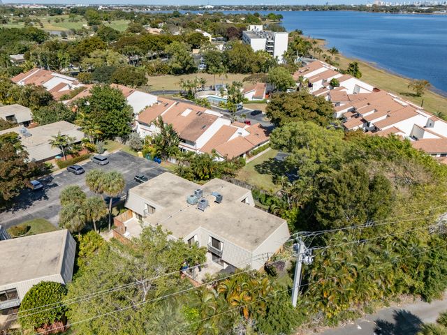 1700 Embassy Drive 305, West Palm Beach, FL 33401