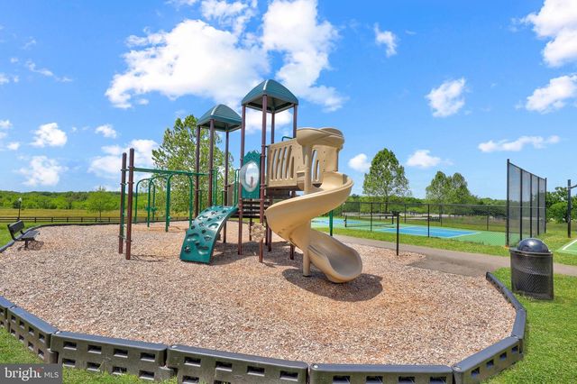 38 FELDBERG DR, Charles Town, WV 25414