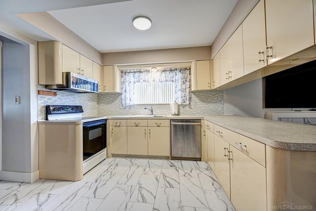 36244 Jeffrey Drives, Sterling Heights, MI 48310