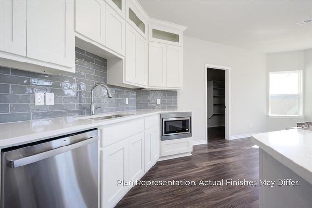 201 E Laura Avenue, Quinlan, TX 75474