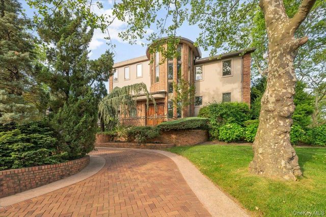 122 Lawrence Avenue, Lawrence, NY 11559