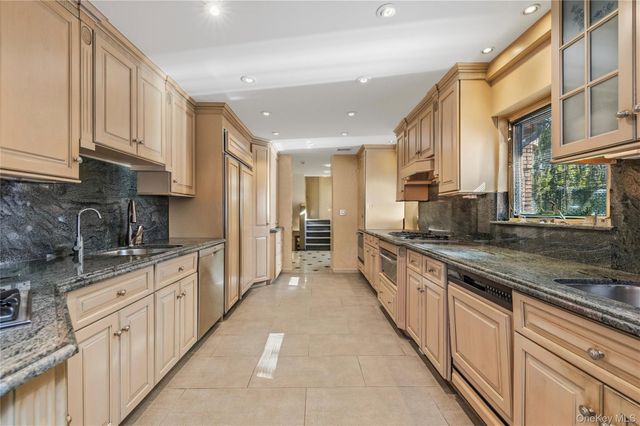 122 Lawrence Avenue, Lawrence, NY 11559