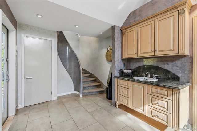 122 Lawrence Avenue, Lawrence, NY 11559