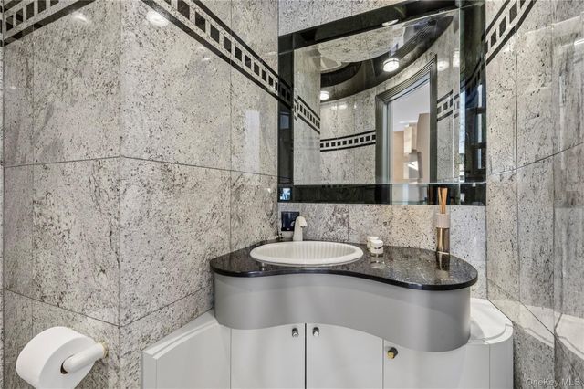 122 Lawrence Avenue, Lawrence, NY 11559