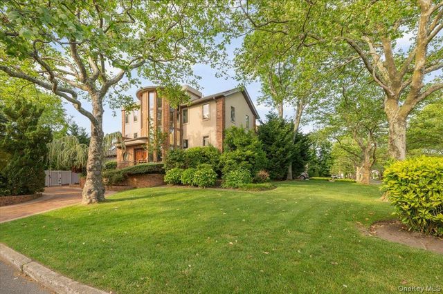122 Lawrence Avenue, Lawrence, NY 11559