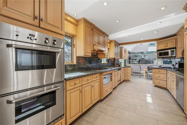122 Lawrence Avenue, Lawrence, NY 11559