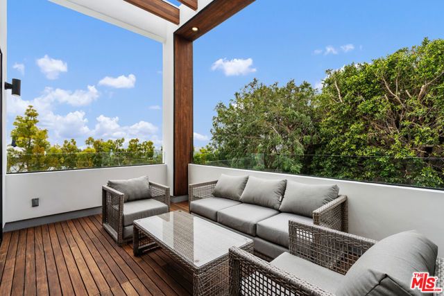 3207 Maplewood Avenue, Los Angeles, CA 90066