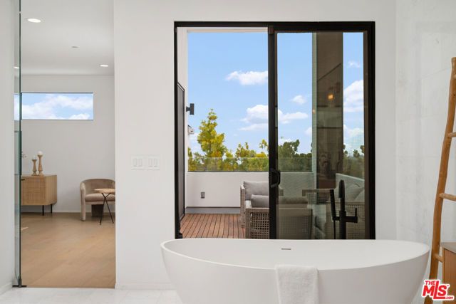3207 Maplewood Avenue, Los Angeles, CA 90066