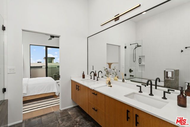 3207 Maplewood Avenue, Los Angeles, CA 90066