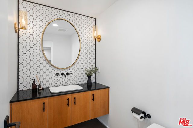 3207 Maplewood Avenue, Los Angeles, CA 90066