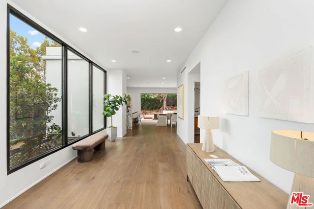 3207 Maplewood Avenue, Los Angeles, CA 90066