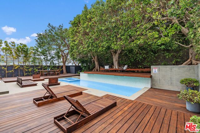 3207 Maplewood Avenue, Los Angeles, CA 90066