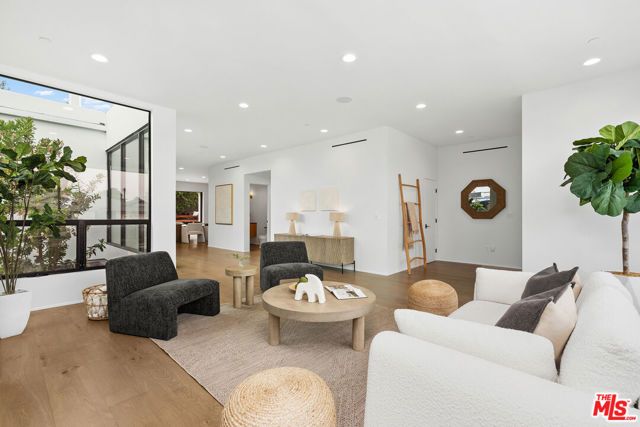 3207 Maplewood Avenue, Los Angeles, CA 90066