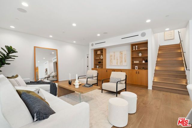 3207 Maplewood Avenue, Los Angeles, CA 90066