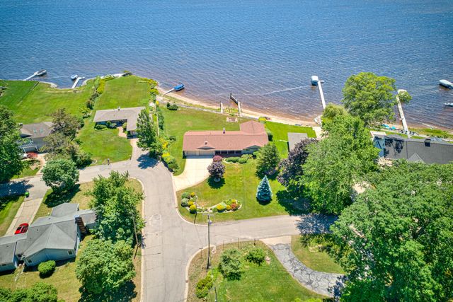 909 Tostenabe Lane, North Muskegon City, MI 49445