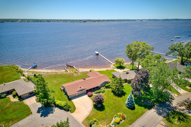 909 Tostenabe Lane, North Muskegon City, MI 49445