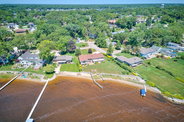 909 Tostenabe Lane, North Muskegon City, MI 49445