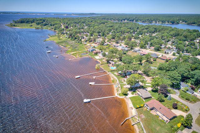909 Tostenabe Lane, North Muskegon City, MI 49445