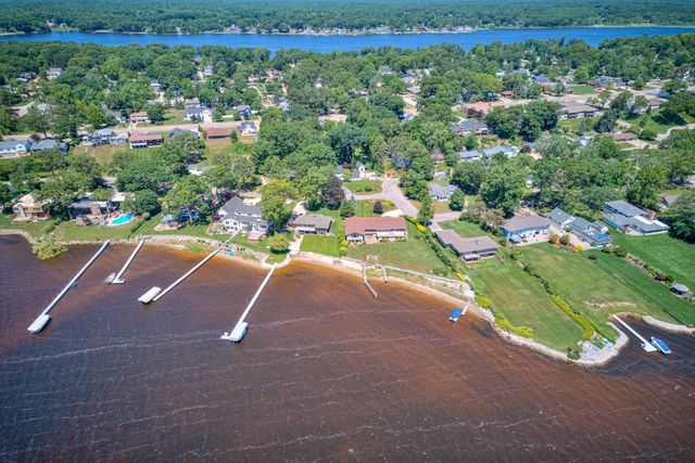 909 Tostenabe Lane, North Muskegon City, MI 49445
