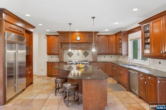 71 Roberts Road, Englewood Cliffs, NJ 07632