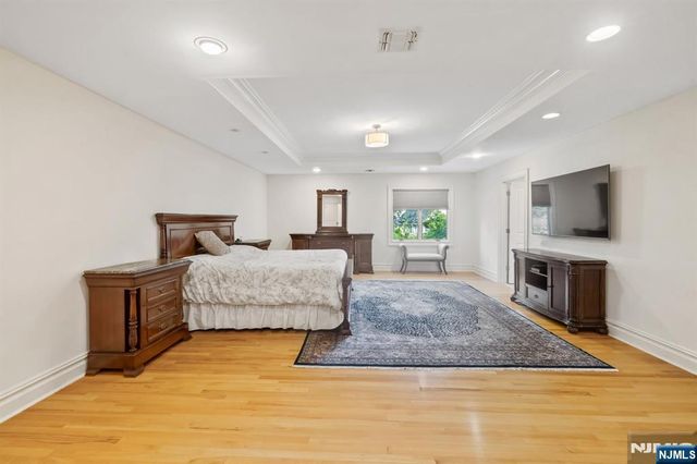 71 Roberts Road, Englewood Cliffs, NJ 07632