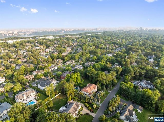 71 Roberts Road, Englewood Cliffs, NJ 07632