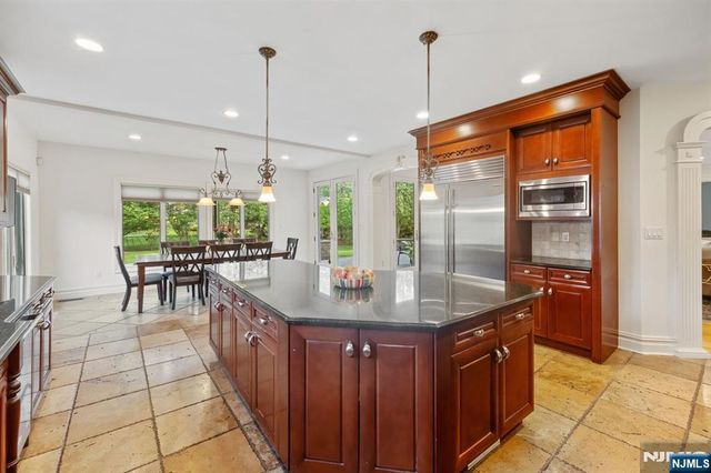 71 Roberts Road, Englewood Cliffs, NJ 07632