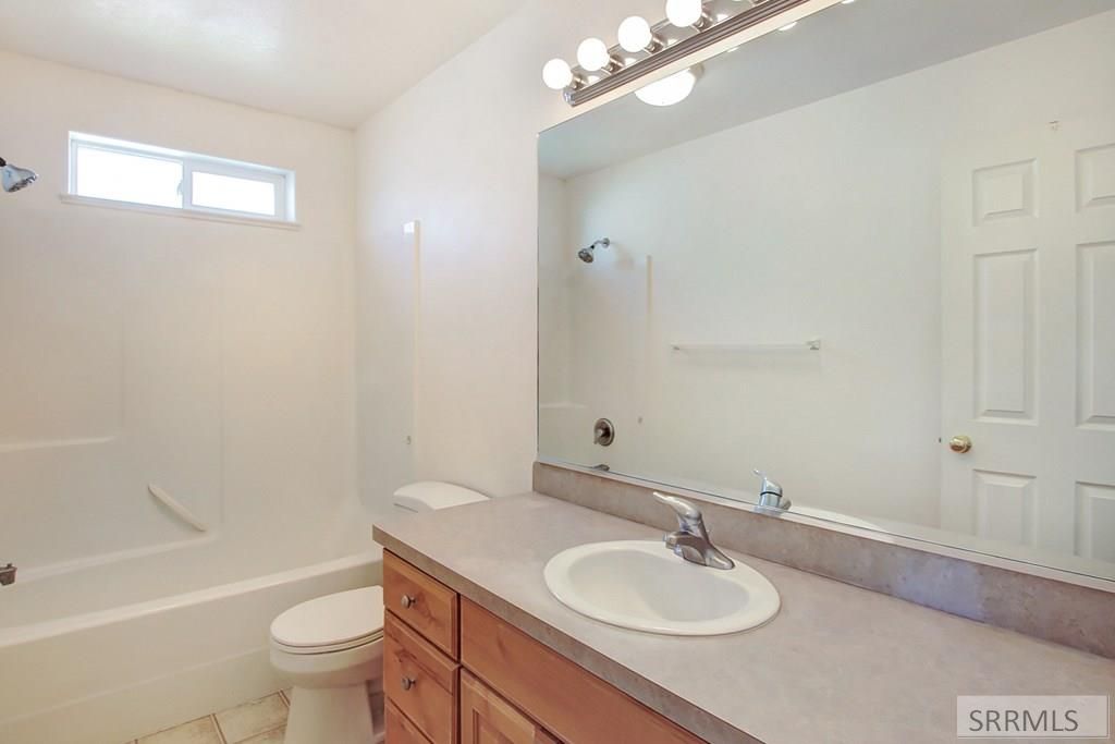 Image 10 of property listing at 1303 Jackson Drive, Ammon, ID 83406