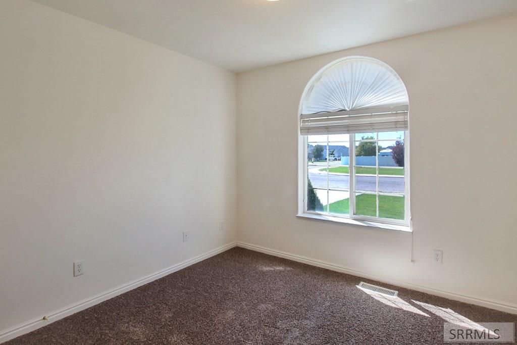 Image 12 of property listing at 1303 Jackson Drive, Ammon, ID 83406