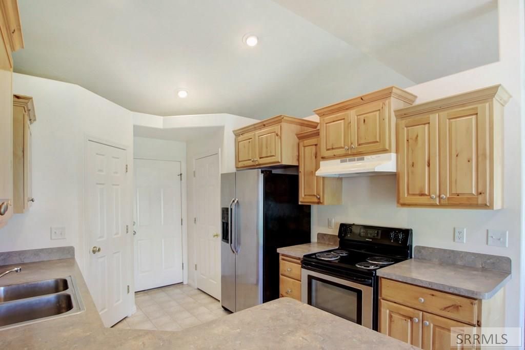 Image 5 of property listing at 1303 Jackson Drive, Ammon, ID 83406