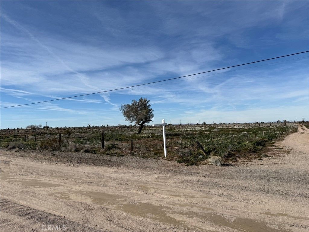 Image 2 of property listing at 13290 Smoketree Street, Victorville, CA 92392