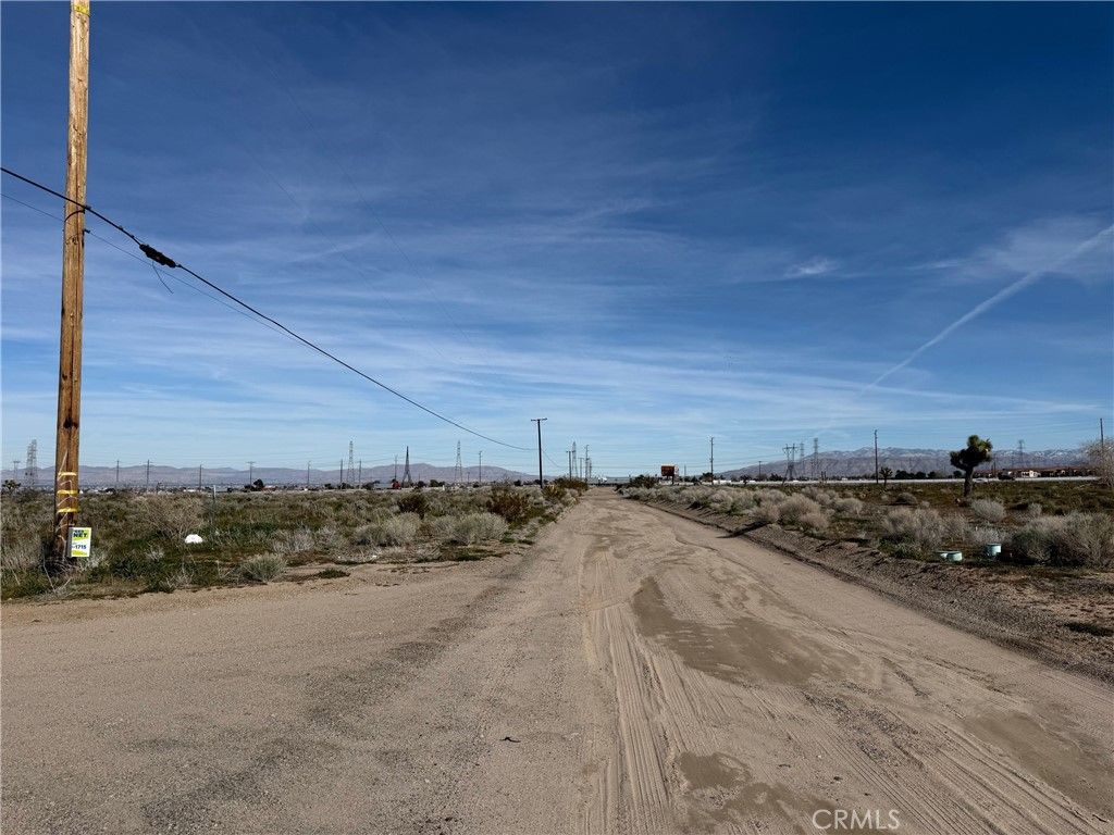 Image 6 of property listing at 13290 Smoketree Street, Victorville, CA 92392