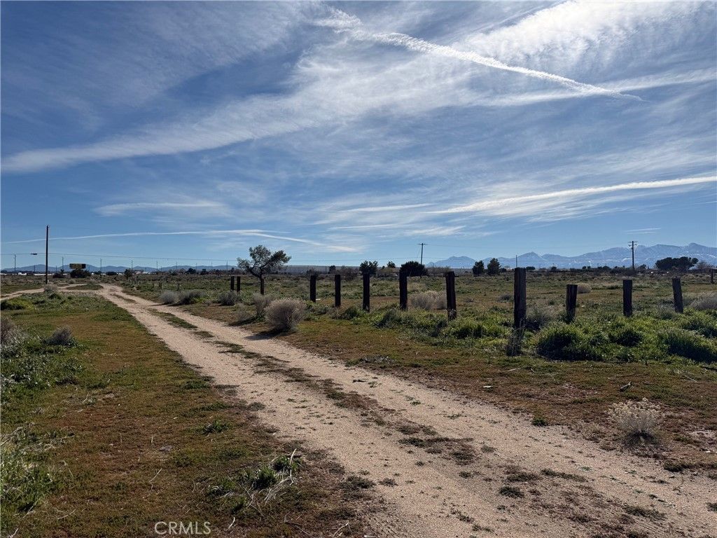 Image 7 of property listing at 13290 Smoketree Street, Victorville, CA 92392