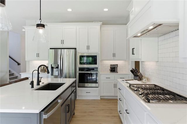 25189 W 141st Terrace, Olathe, KS 66061