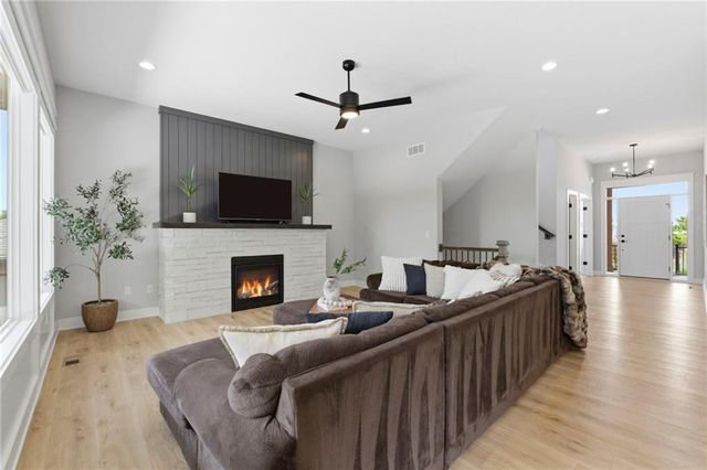 25189 W 141st Terrace, Olathe, KS 66061